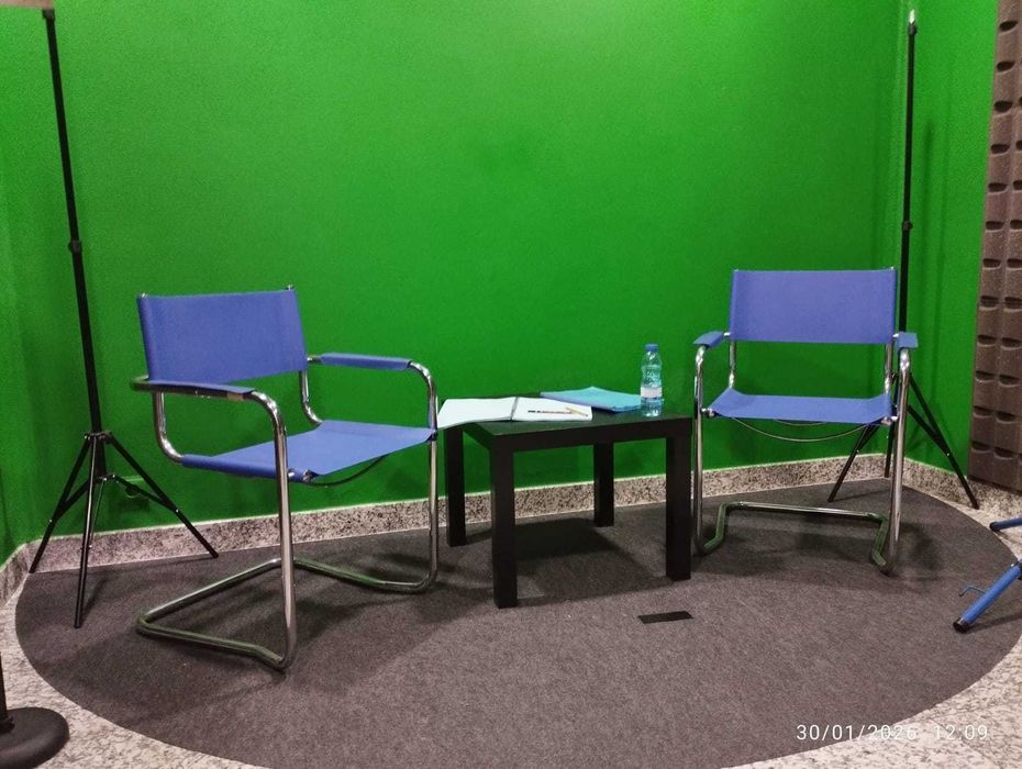 2 Cadeiras de estúdio com mesa de apoio. Óptimo estado.