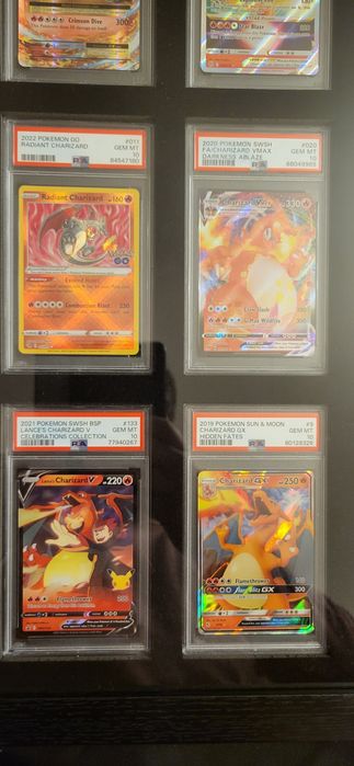 Moldura com 9 slabs de cartas Pokémon Charizard psa 10