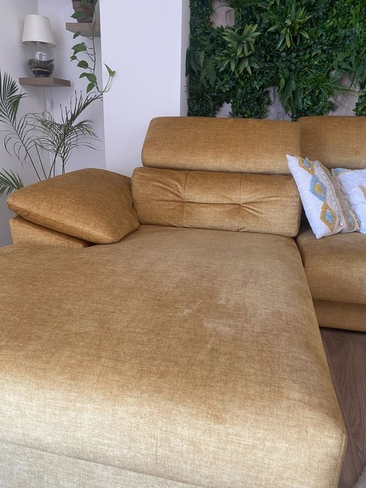 Sofa em U amarelo torrado