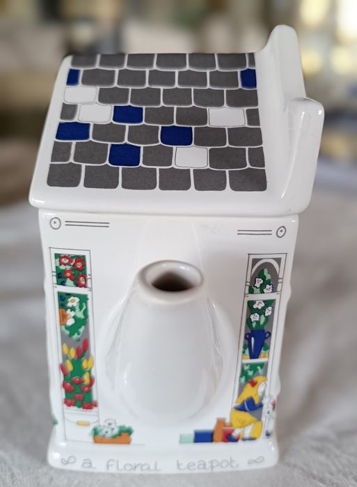 Bule em cerâmica e porcelana com acabamento brilhante.Excelente estado