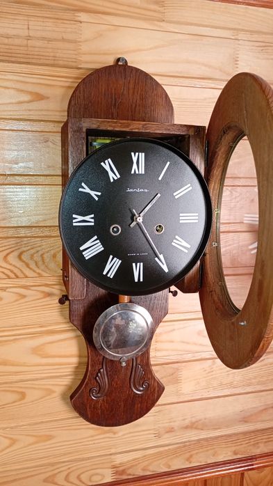 Годинник механічний з боєм в дубовому корпусі.