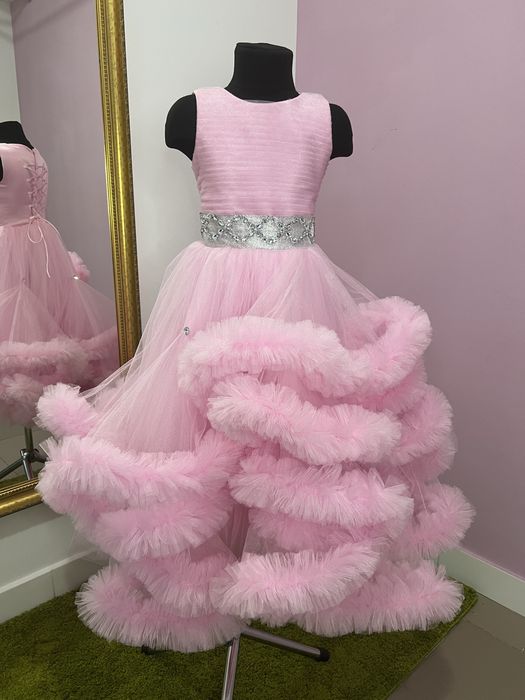 Розпродаж випускних суконь для дівчаток в садочок