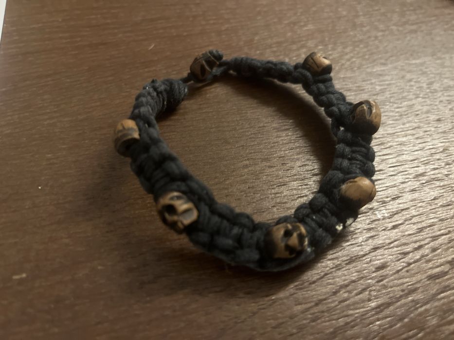 Opask na reke z czaszkami z drewna