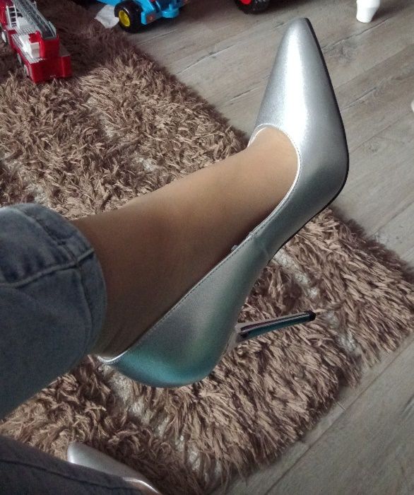 Piękne, nowe srebrne metaliczne szpilki skora naturalna