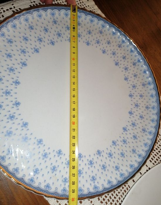 Talheres madeira e pratos para bolos