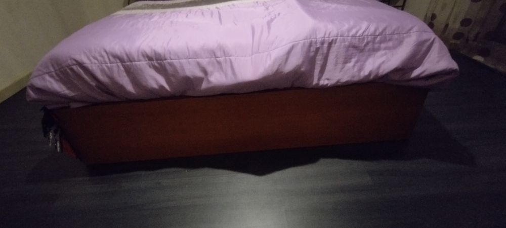 Cama em pinho com cabeceira em pinho e estrado já incluído