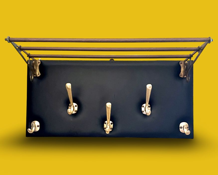 Bengaleiro em napa preta com prateleira em latão