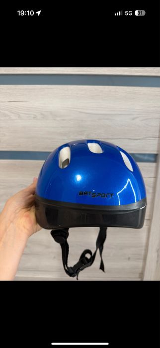 Niebieski kask rowerowy