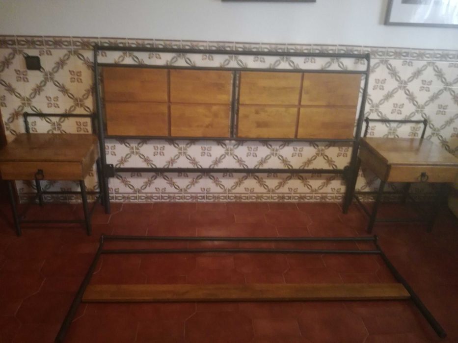 Cama em ferro e madeira, mesas de cabeceira