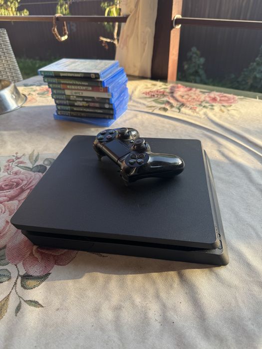 Продается PlayStation 4 Slim 500 Гб + игры + геймпад