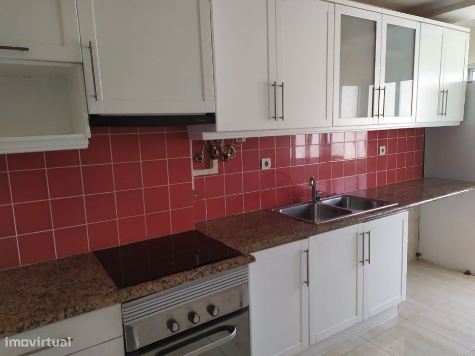 T2 remodelado e semiequipado na Amadora — Venteira, Lisboa