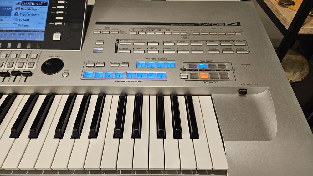 Tyros 4 stan idealny + gratisy