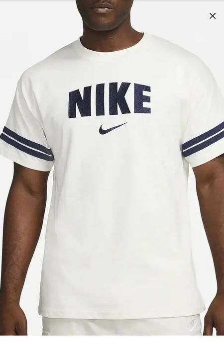 T-shirt Nike com etiqueta