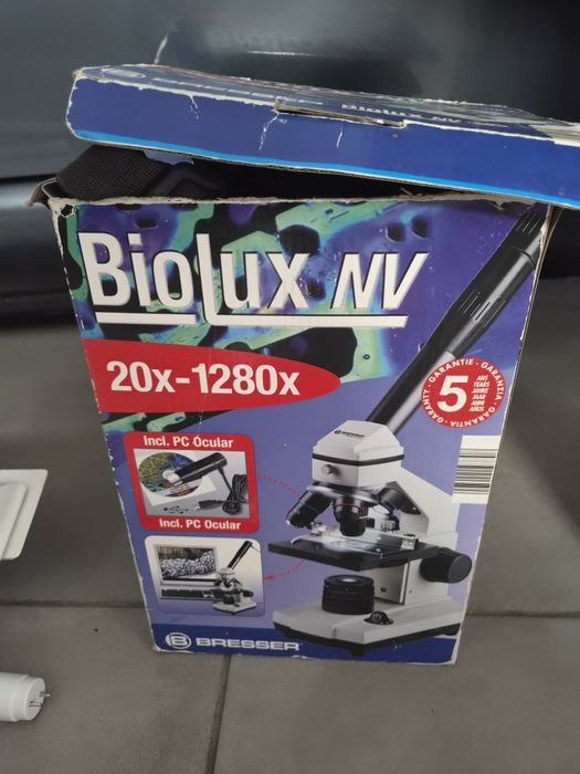 Microscópio BioLux NV (20x–1280x) – com acessórios