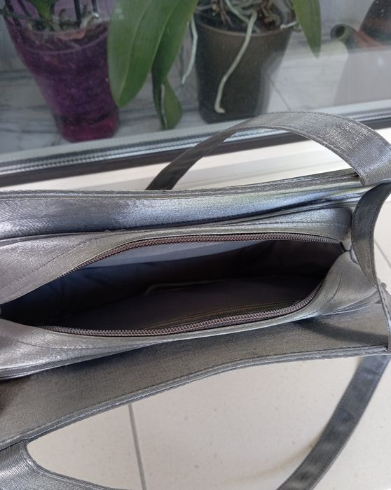 Szaro-srebrna błyszcząca sztywna torebka Belle Paris