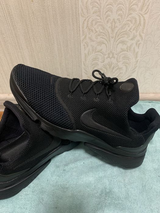 Продам мужские кроссовки Nike 44 размер по стельке 28 см