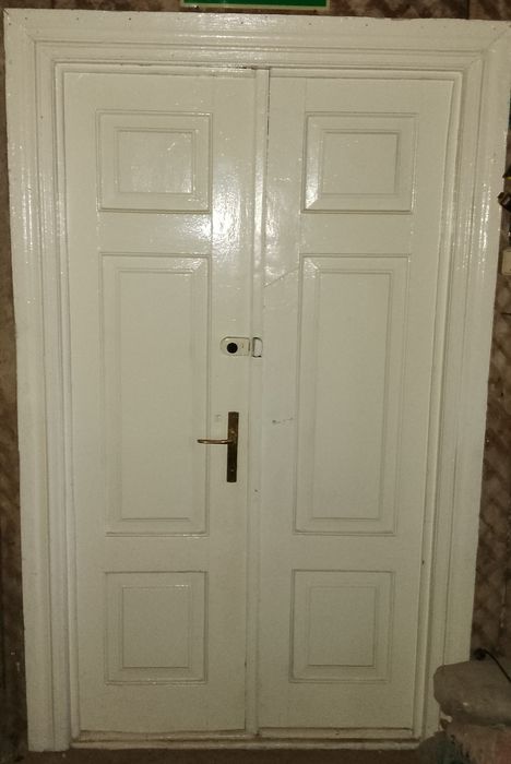 Stare drzwi z kamienicy