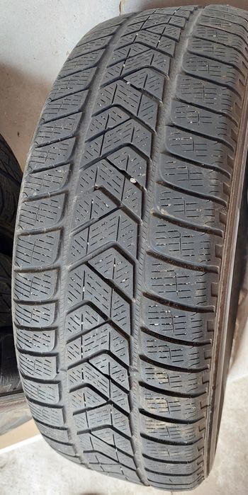Продам 4 зимові автошини Pirelli Scorpion 215 65 17 в гарному стані