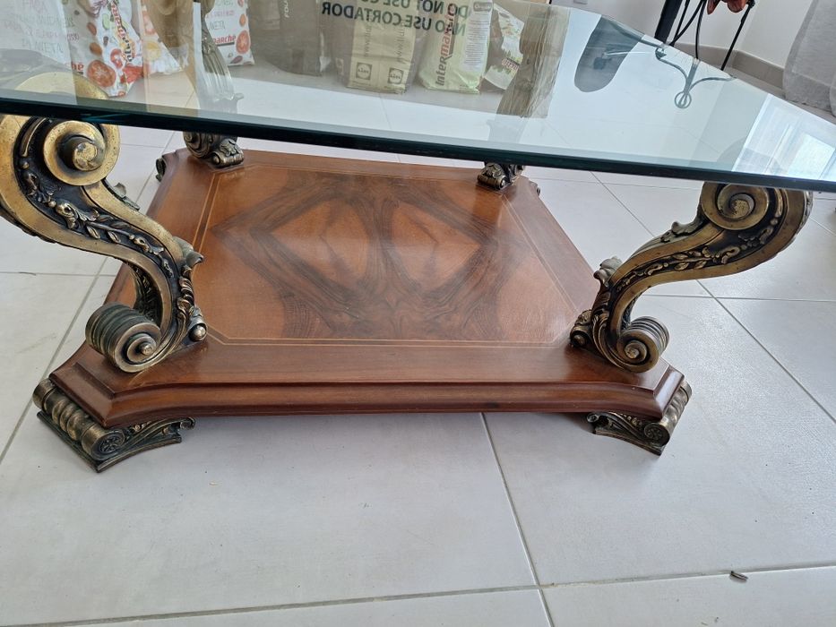 Mesa de centro clássica com tampo de cristal.