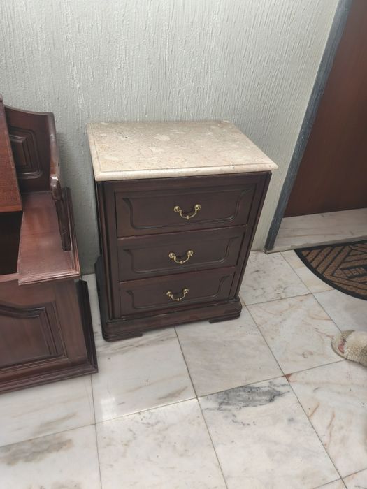 Mesa cabeceira com pedra