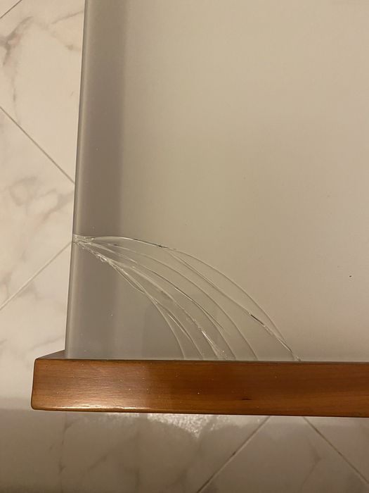 Mesa em cerejeira e vidro para sala