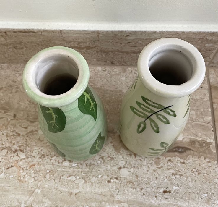 Conjunto de duas pequenas jarras florais