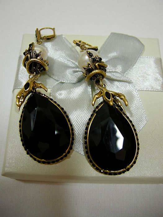 Alexander McQueen luksusowe kolczyki czarny kryształ