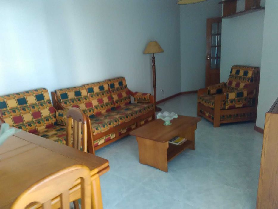 Vendo Apartamento T2 mobilado na amorosa com garagem fechada, gás canalizado todo equipado e mobilado a escasso metros da praia.
