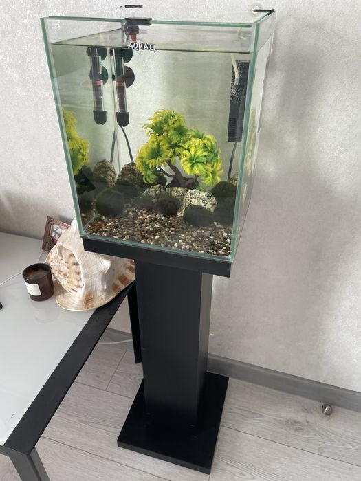 Аквариум  куб AQUAEL 30 литров на тумбе с крышкой креветочник
