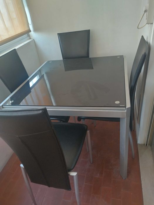 Mesa de jantar extensível + 4 cadeiras. Bom estado de conservação. O comprador deverá assegurar o transporte e fazer a recolha no local.