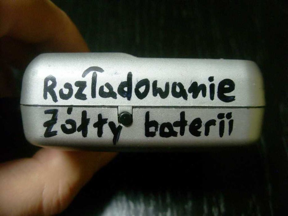 Mała Ładowarka TRUST 410BQ do akumulatorków AAA i AA baterii paluszków