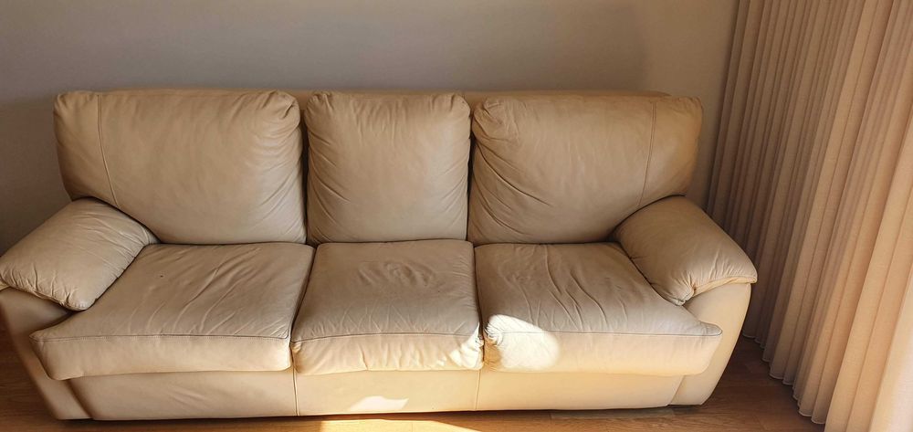 Sofá bege em pele