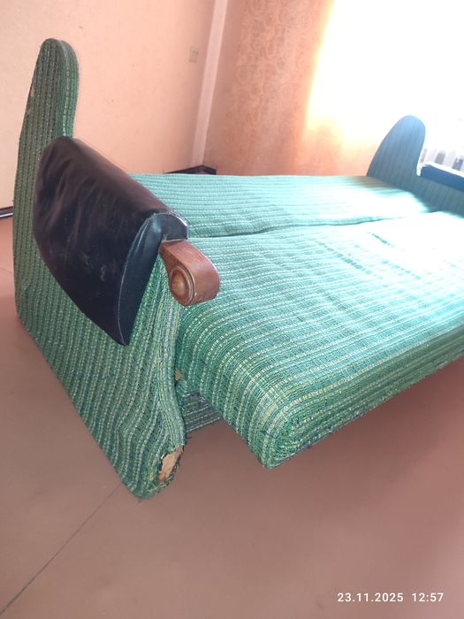 Продам диван на дачу