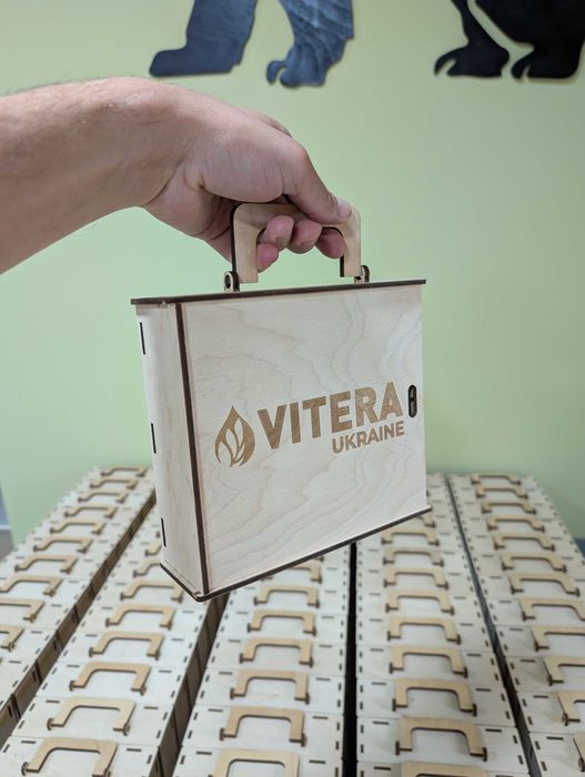 Дерев’яні подарункові коробки з гравіюванням логотипу. Коробка ВИГІДНО