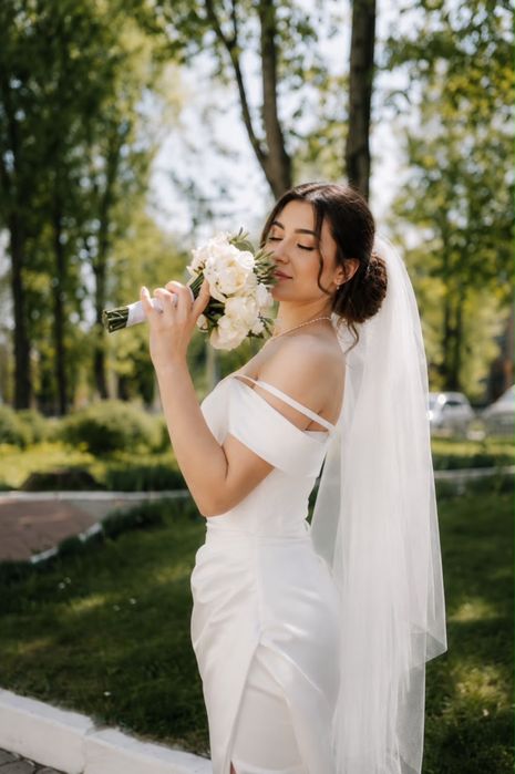 Весільня сукня біла