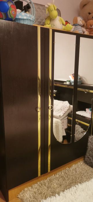 Mobilia quarto antiga com roupeiro