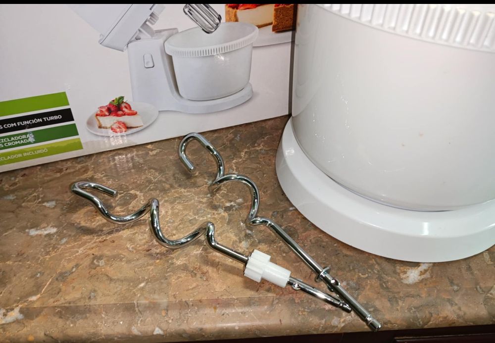 Batedeira eléctrica  com taça Nova em caixa, marca BECKEN