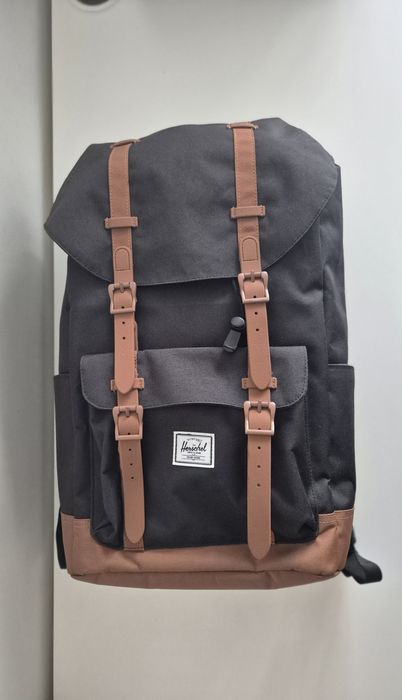 Mochila Herschel Little America – Preta e Castanha