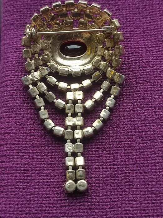 Bardzo ładna czerwona broszka.