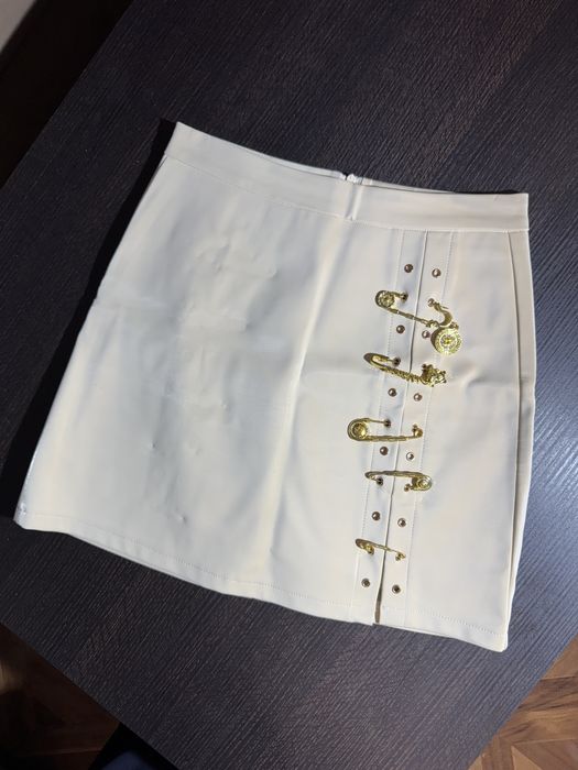 Стильна біла спідниця з елегантними декоративними деталями