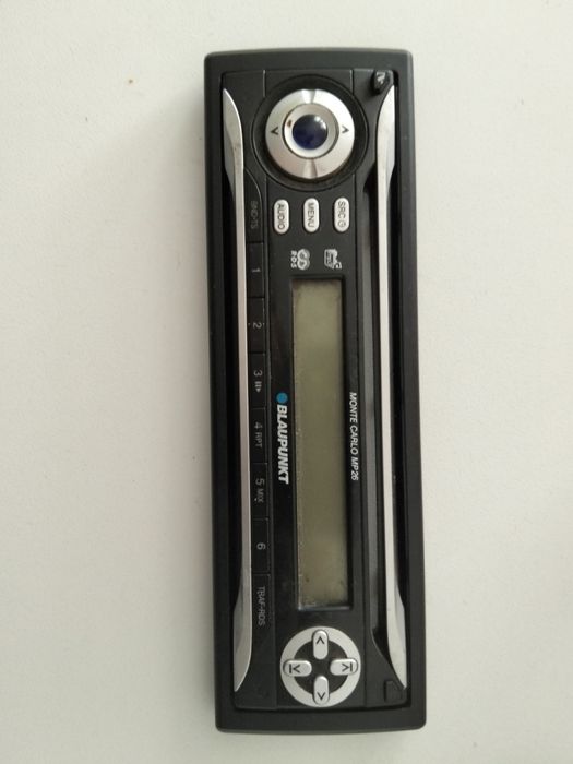 frente removível de um rádio de carro,  modelo Blaupunkt Monte Carlo