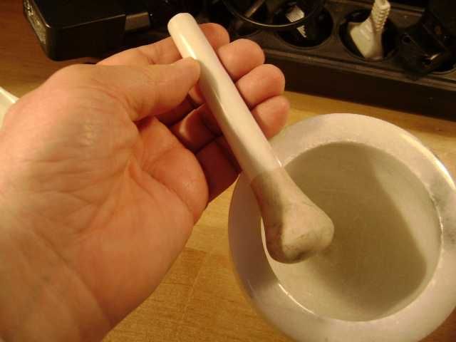 Starocie z PRL - Moździerz marmurowy z ucieraczem, wysokość 10 cm