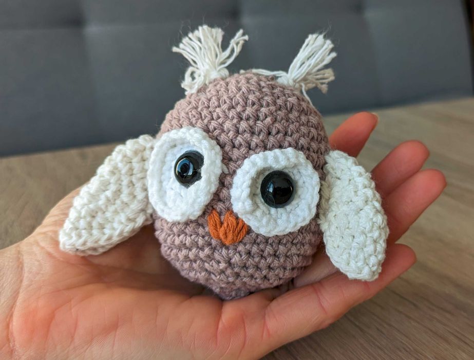 Sowa na szydełku maskotka - breloczek
