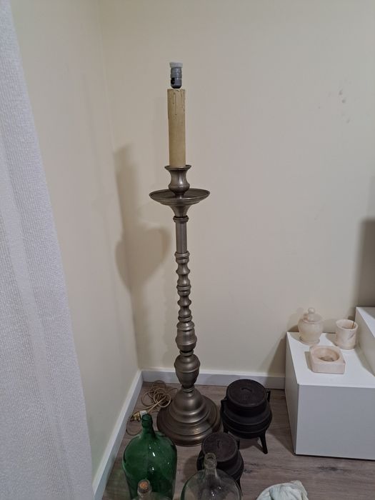 Candeeiro de pé em estanho