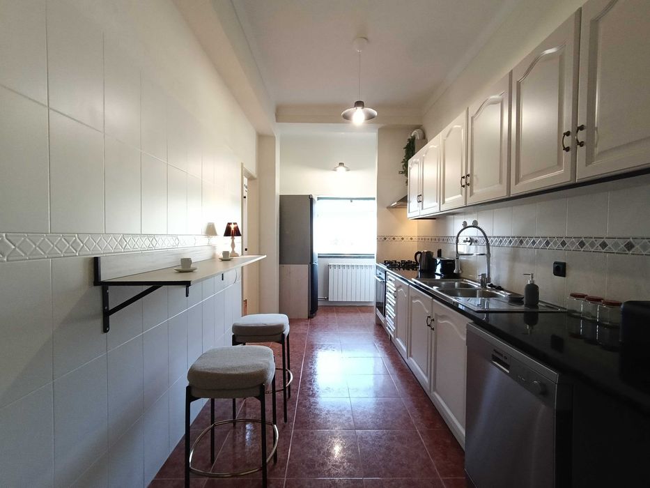 Apartamento renovado com jardim e garagem