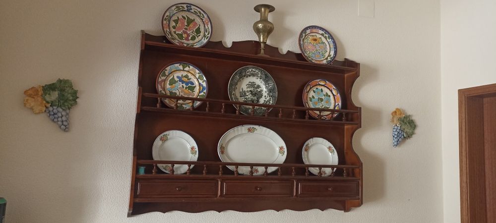 Escaparate de madeira com gavetas
