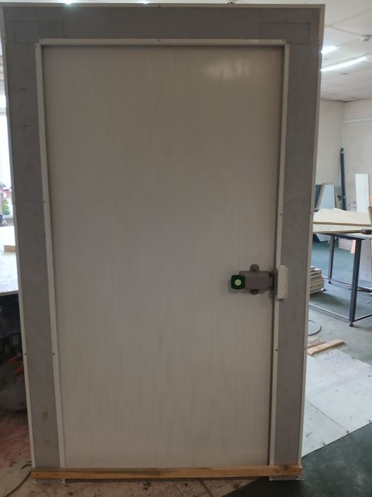 Двері в холодильну камеру