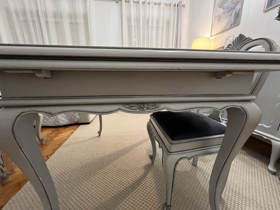 Mesa Queen Anne + 6 cadeiras e 2 cadeirões