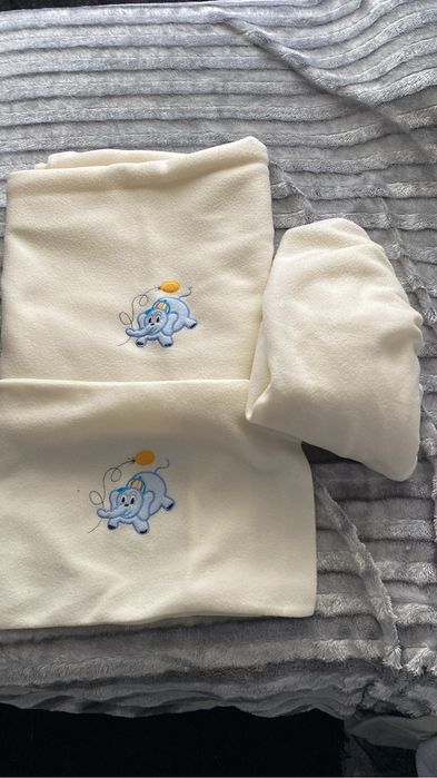 Lençóis de bébé branco e azul