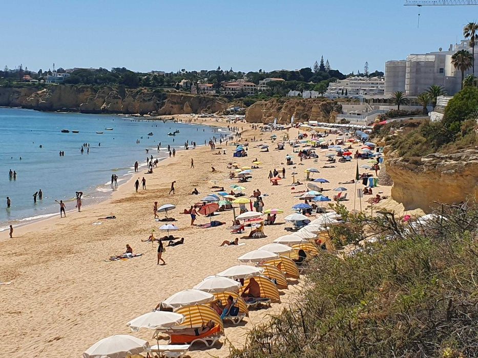 No Centro de Armação de Pera. E a 100 metros da Praia